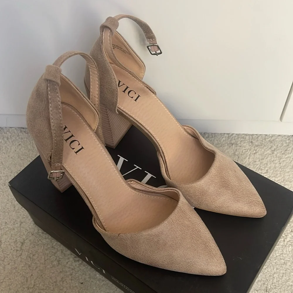 NWT - Vici - Jolie Faux Suede Pointed Strap Heels - Picture 1 of 5